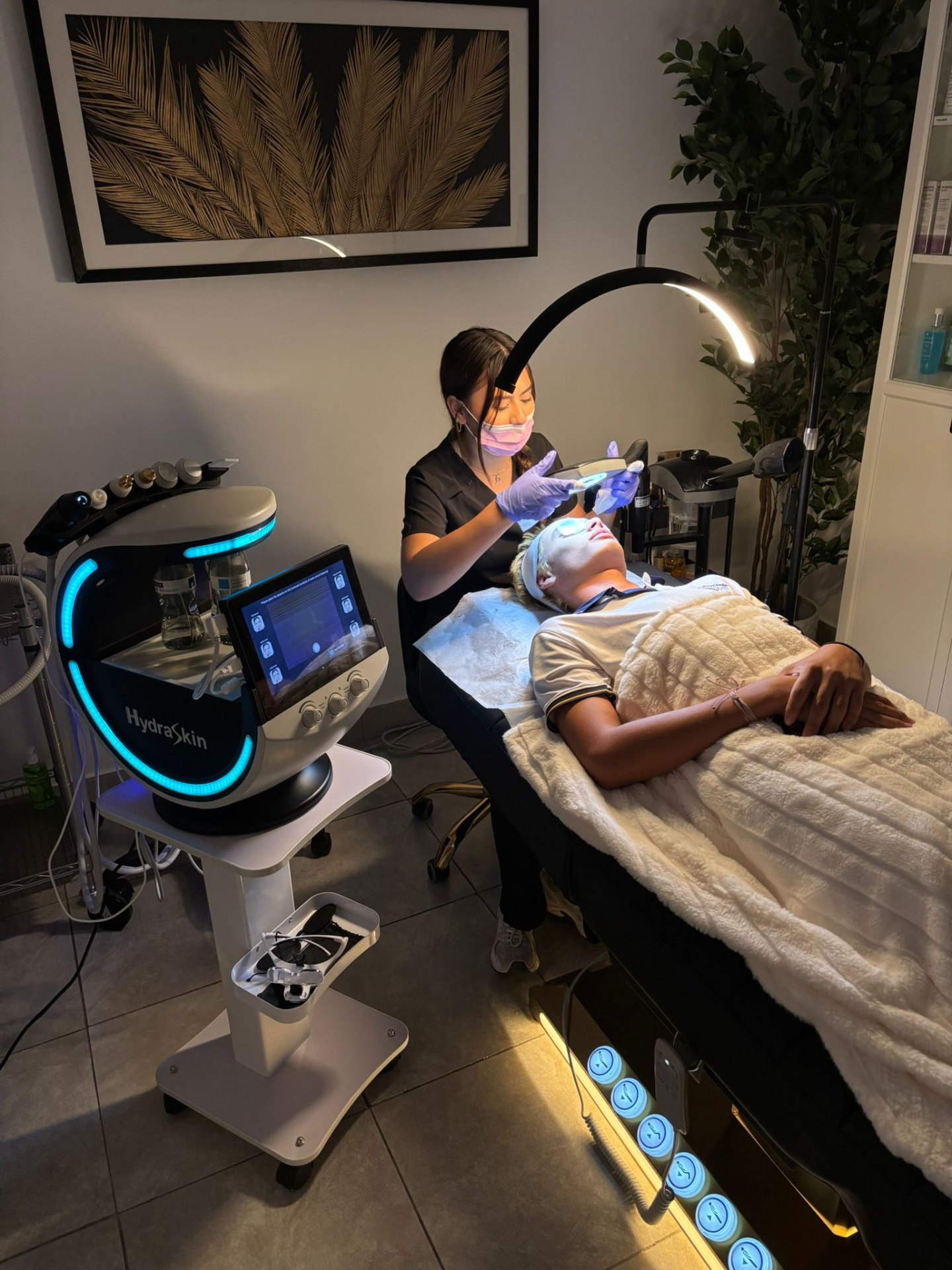 Equipo clínico de VS Clinic realizando un facial